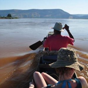 Circuit descent of the Tsiribihina river by local canoe
